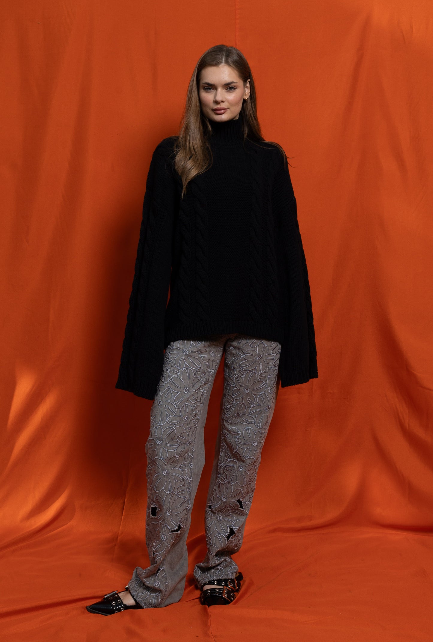 Black Amunet Pullover