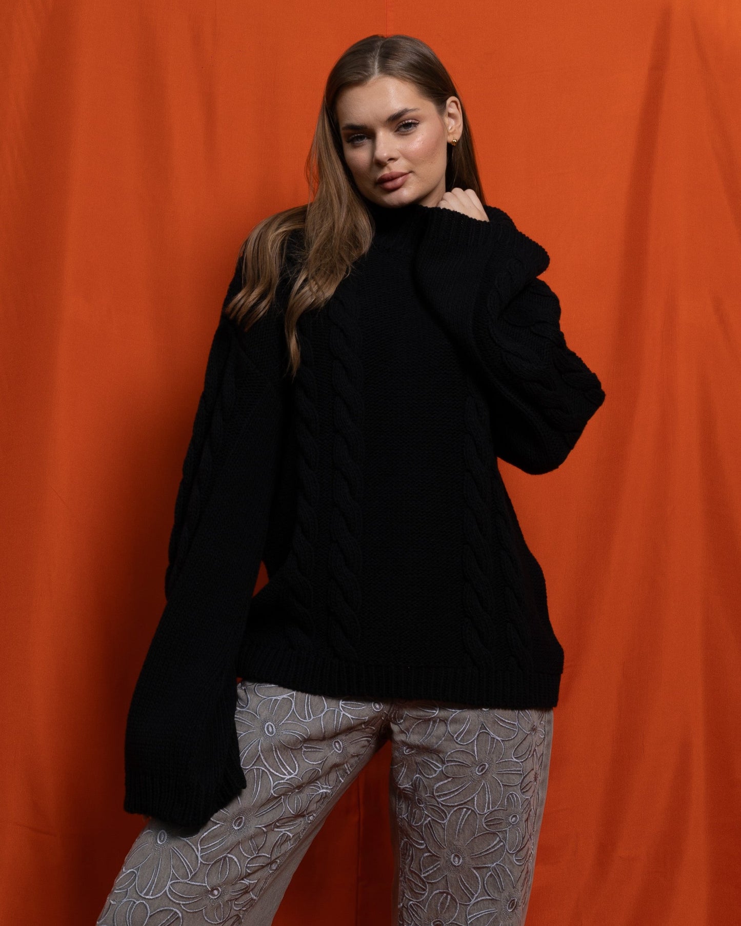 Black Amunet Pullover